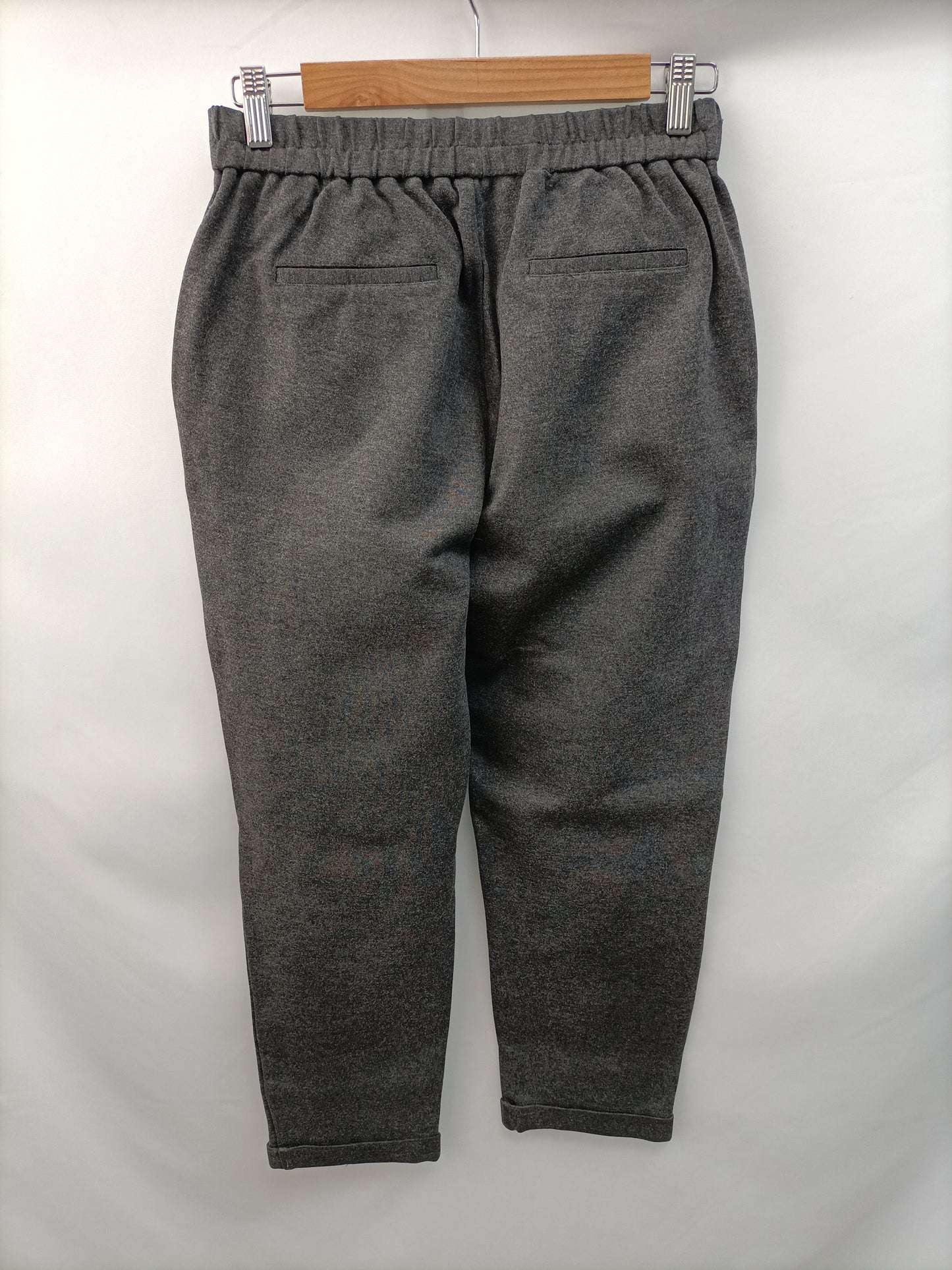 BENETTON. Pantalón gris elástico T.s