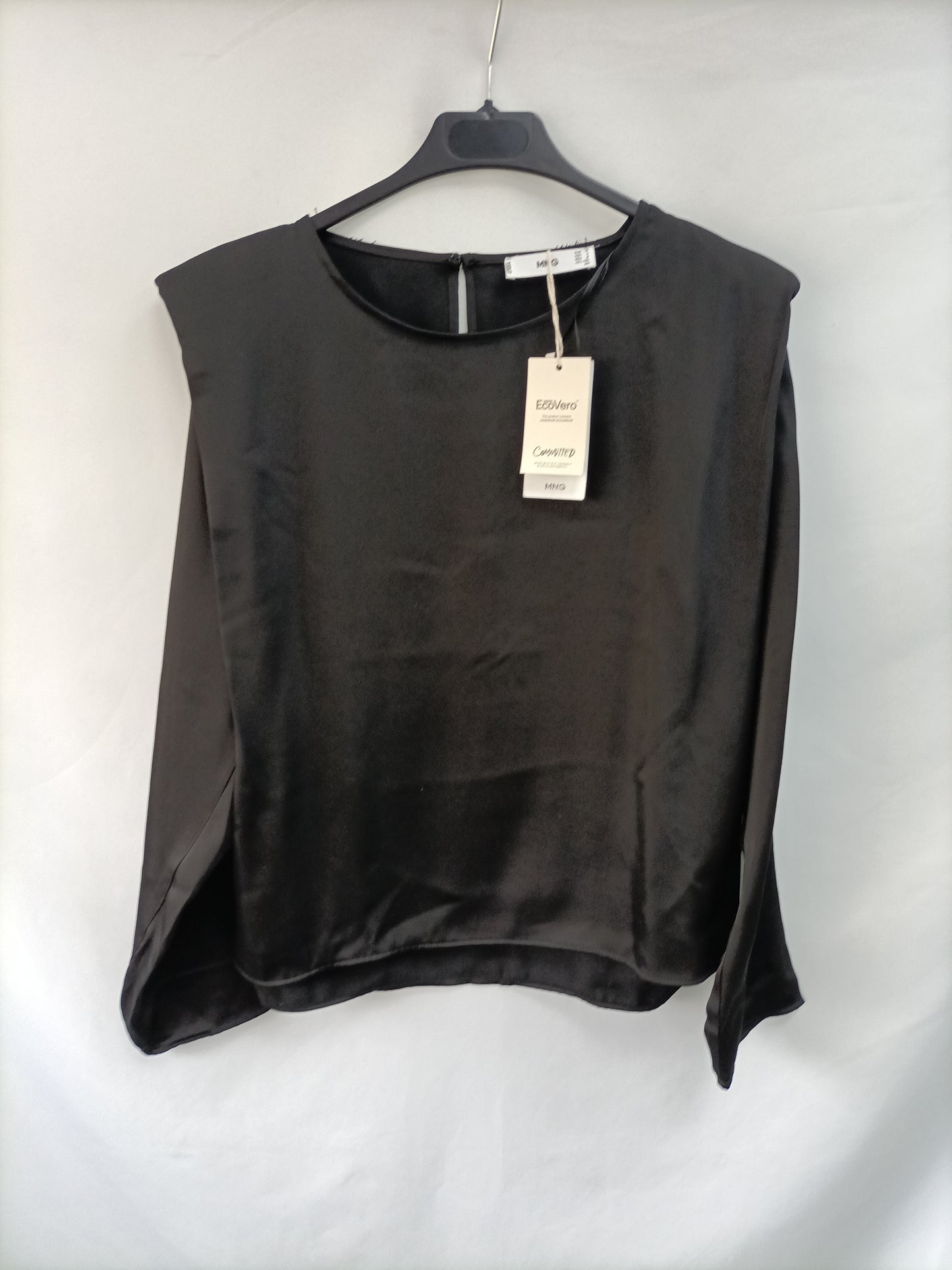 MANGO. Blusa negra hombreras T.m