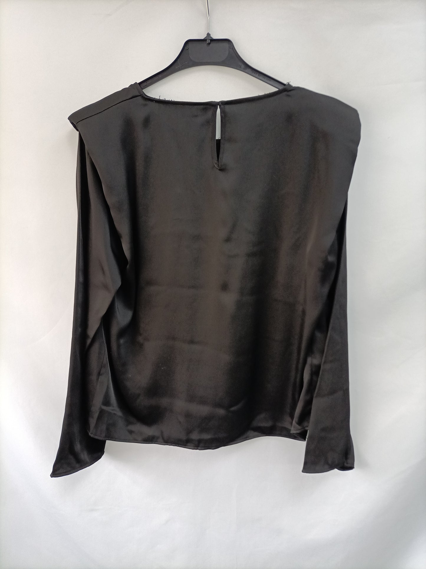 MANGO. Blusa negra hombreras T.m