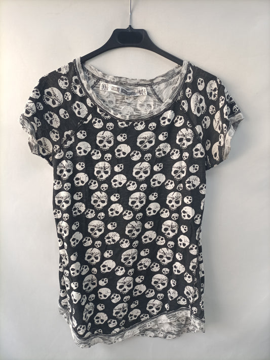 ZARA. Camiseta calaveras