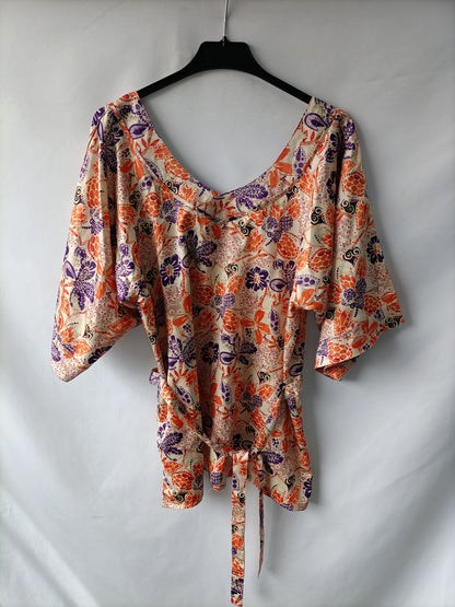 OTRAS. Blusa flores naranjas