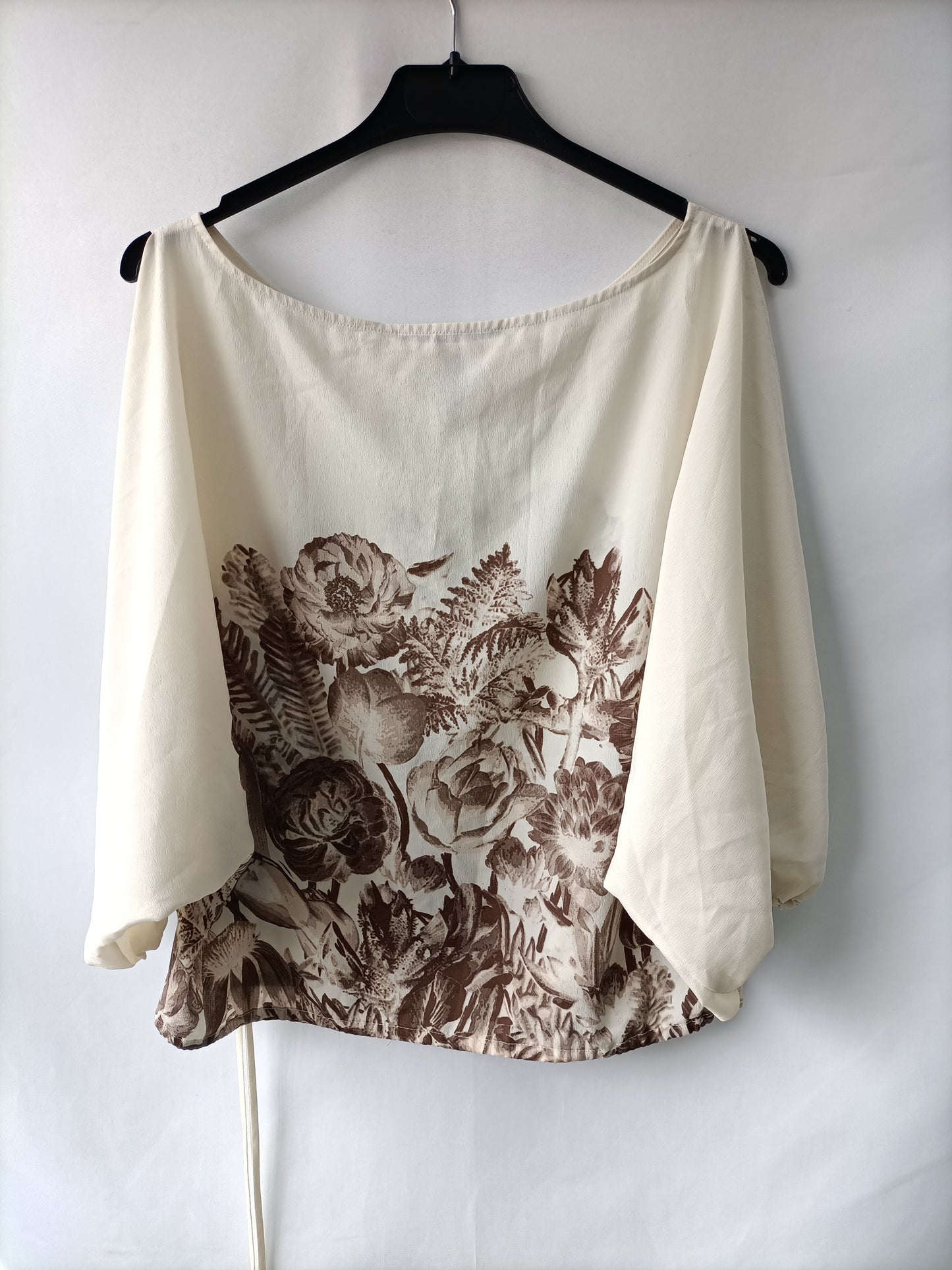 BCBG. Blusa estampado flores