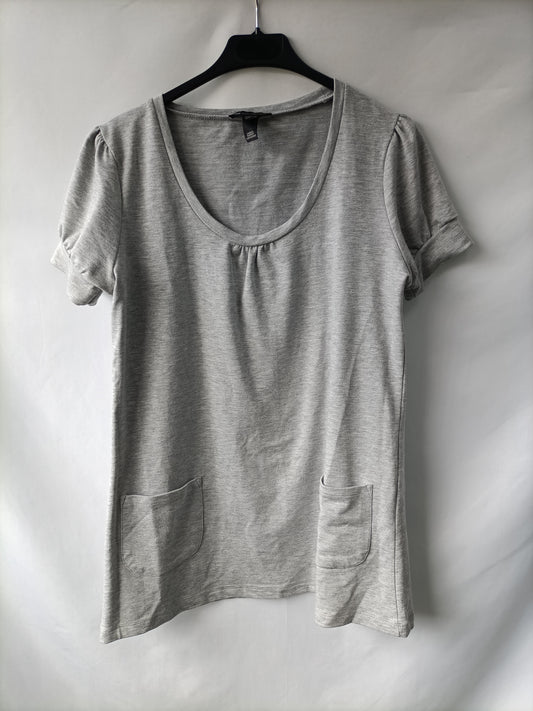 MANGO. Camiseta gris