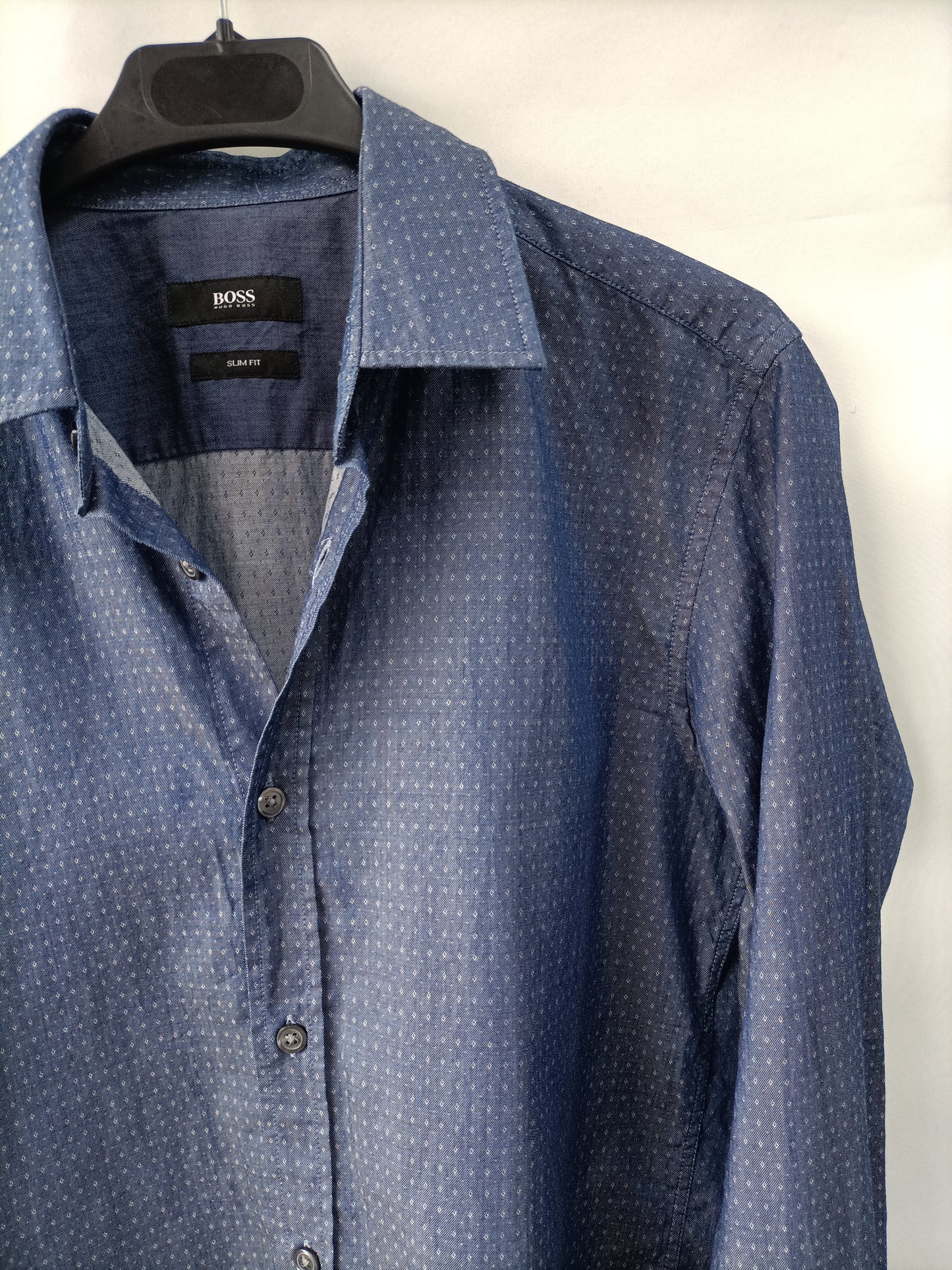 HUGO BOSS. Camisa azul topitos t.M