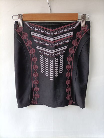 BERSHKA.  Falda negra étnica T.s