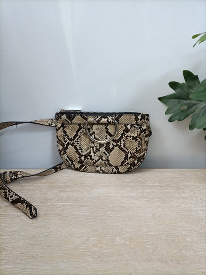 ZARA. Riñonera animal print