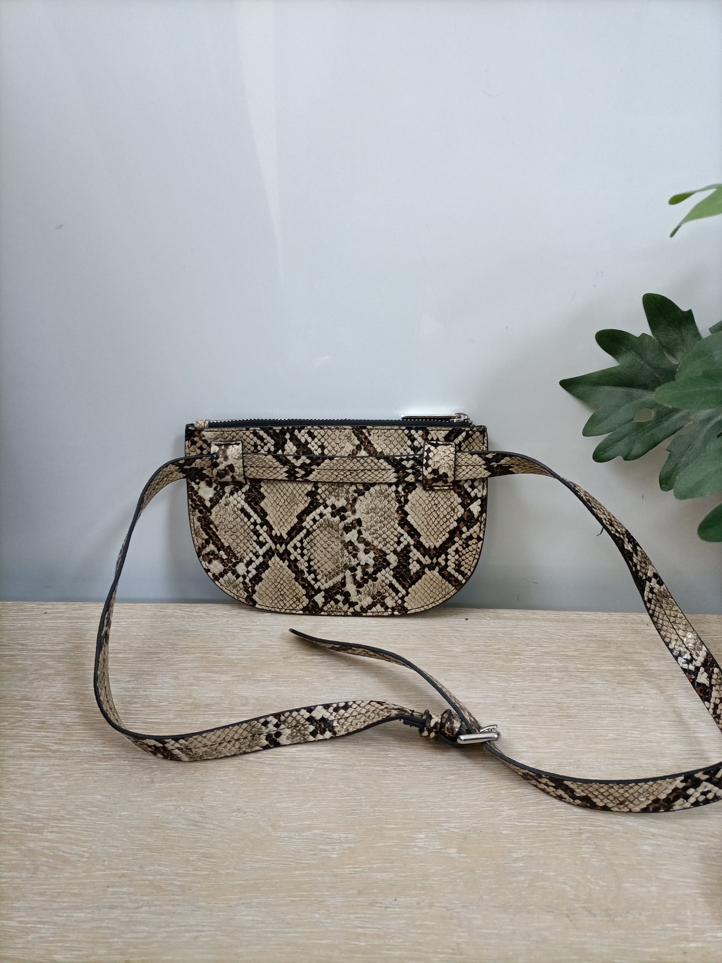 ZARA. Riñonera animal print