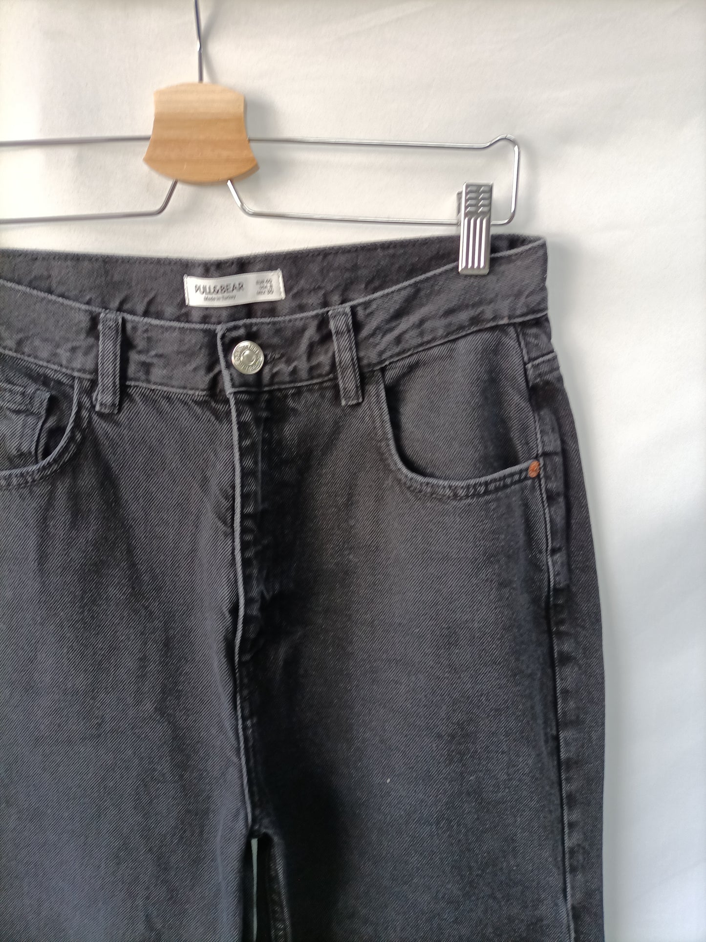 PULL&BEAR. Pantalón recto denim T.40