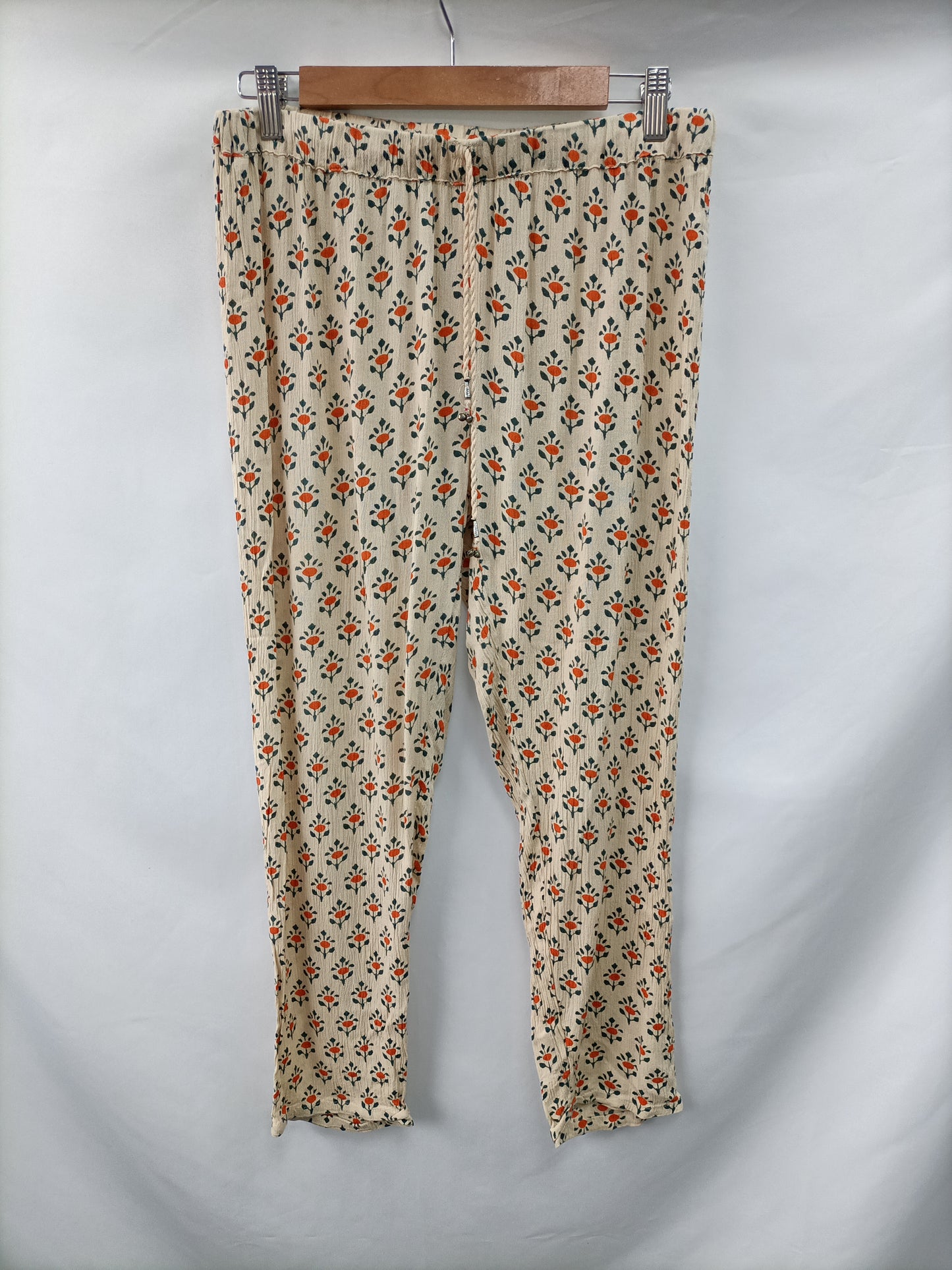 NATURA. Pantalón beige flores T.l