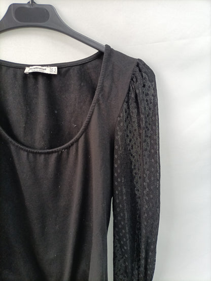 STRADIVARIUS. top  negro mangas encaje T. s