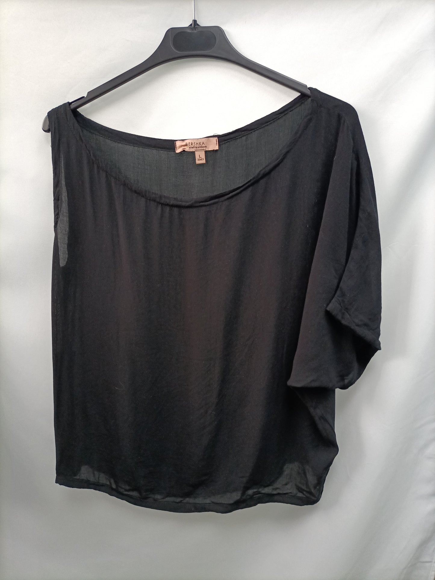 BERSHKA. Blusa asimétrica T.L