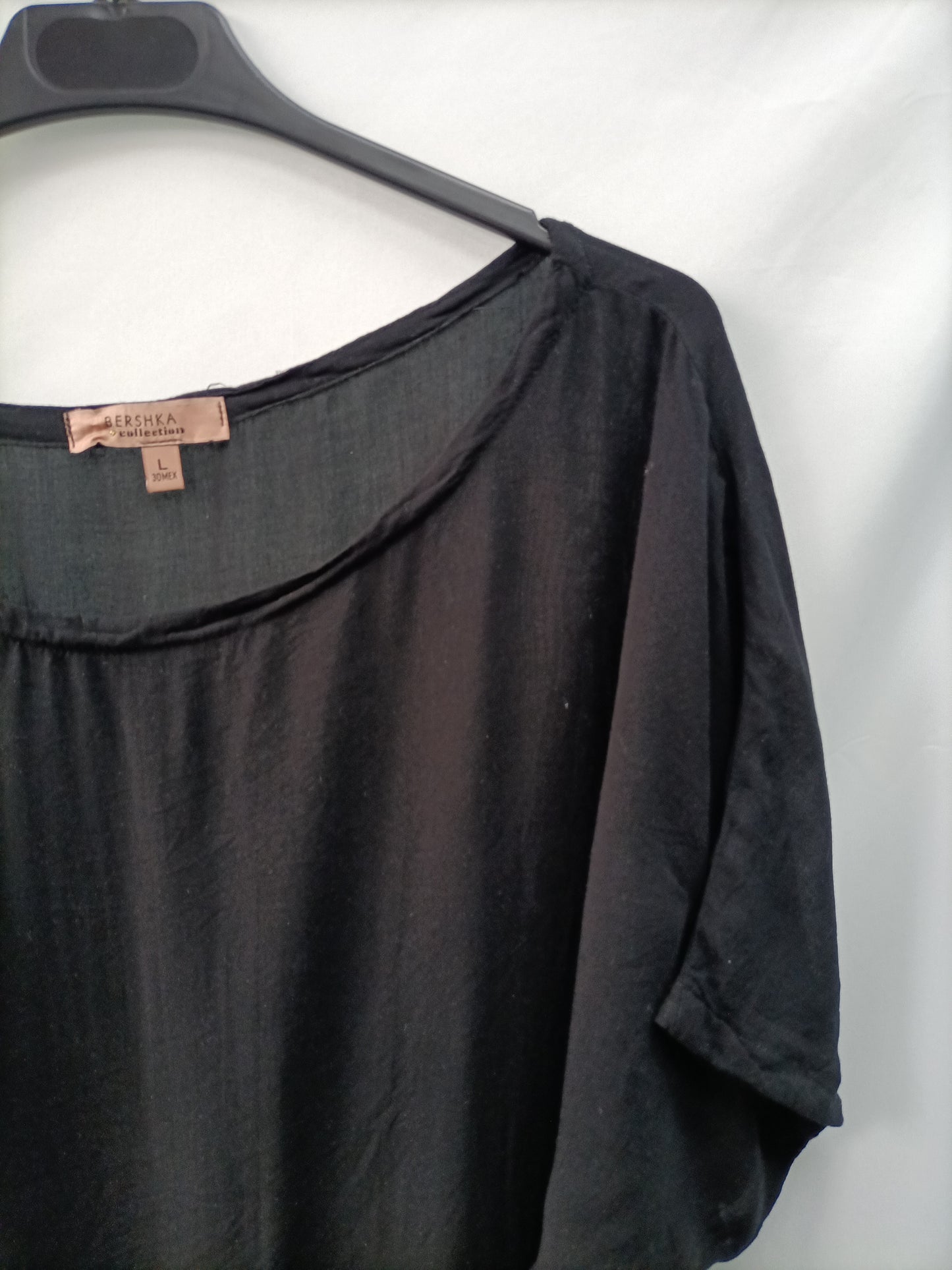 BERSHKA. Blusa asimétrica T.L