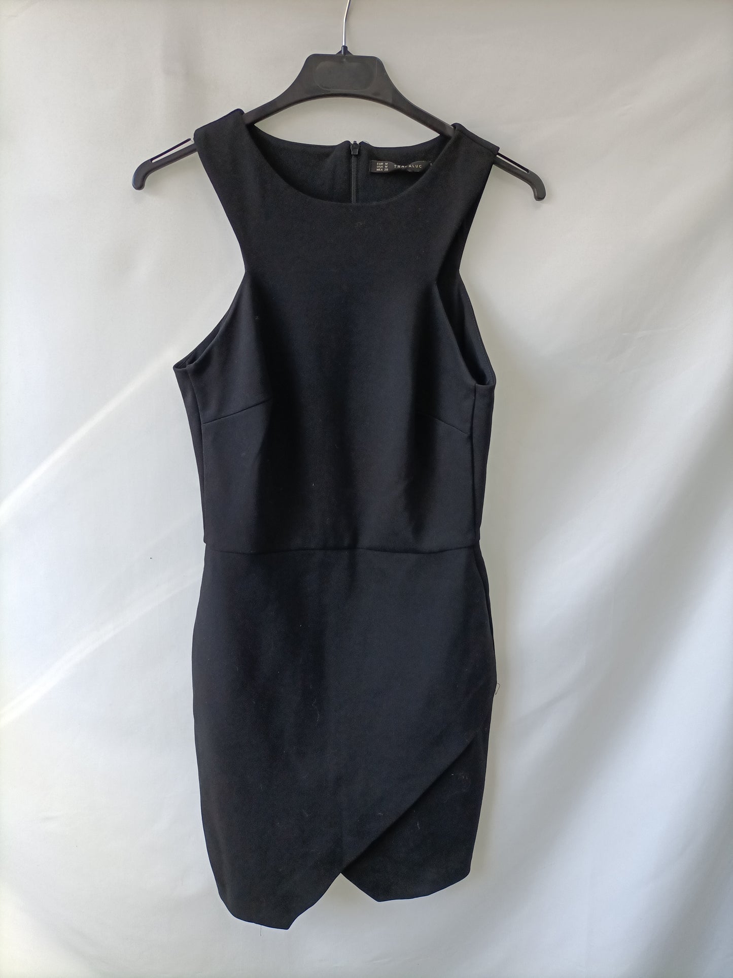 ZARA. Vestido negro corto elástico sin mangas T.m