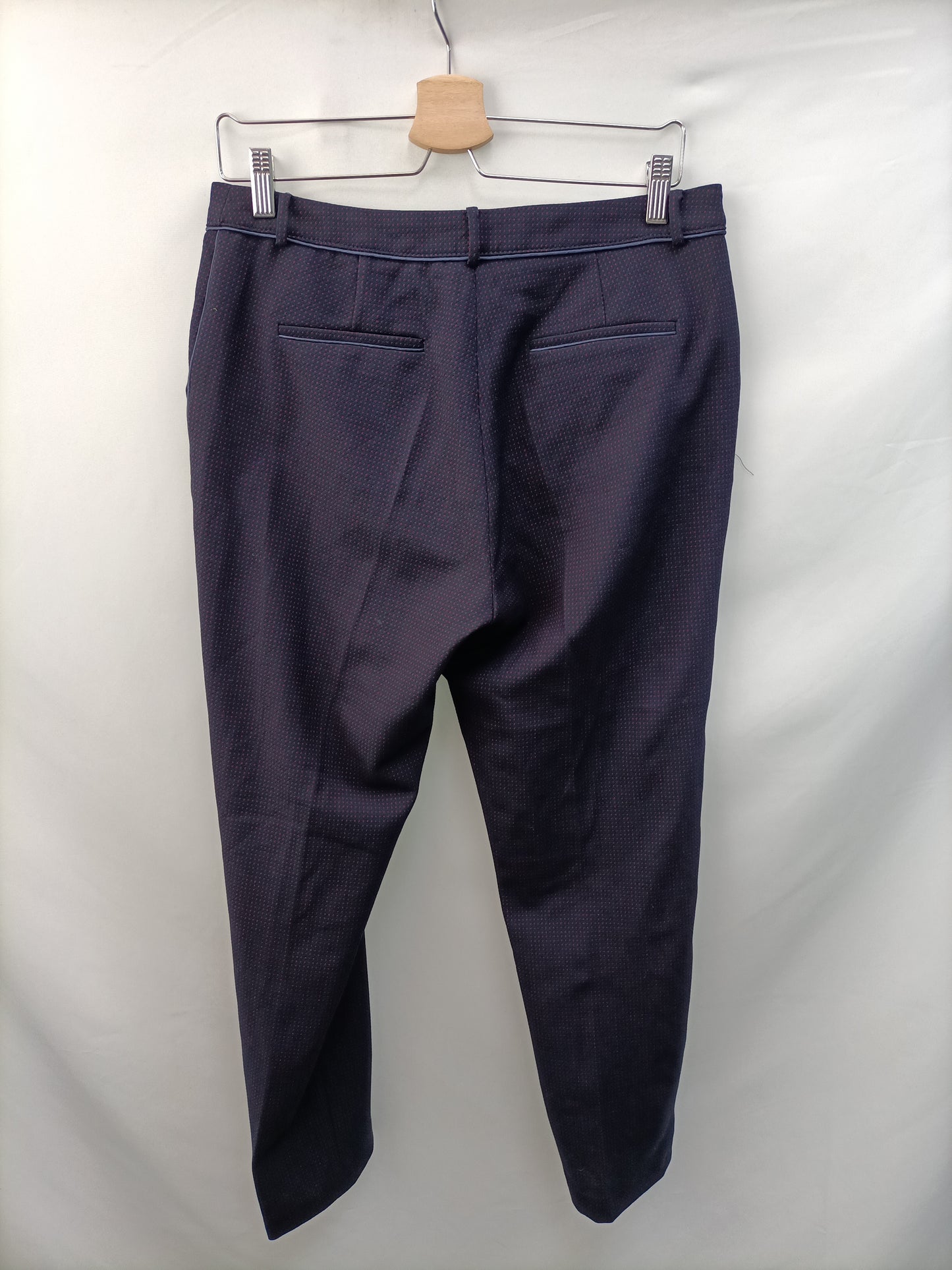 KOOKAI. Pantalón azul detalle burdeos T.42