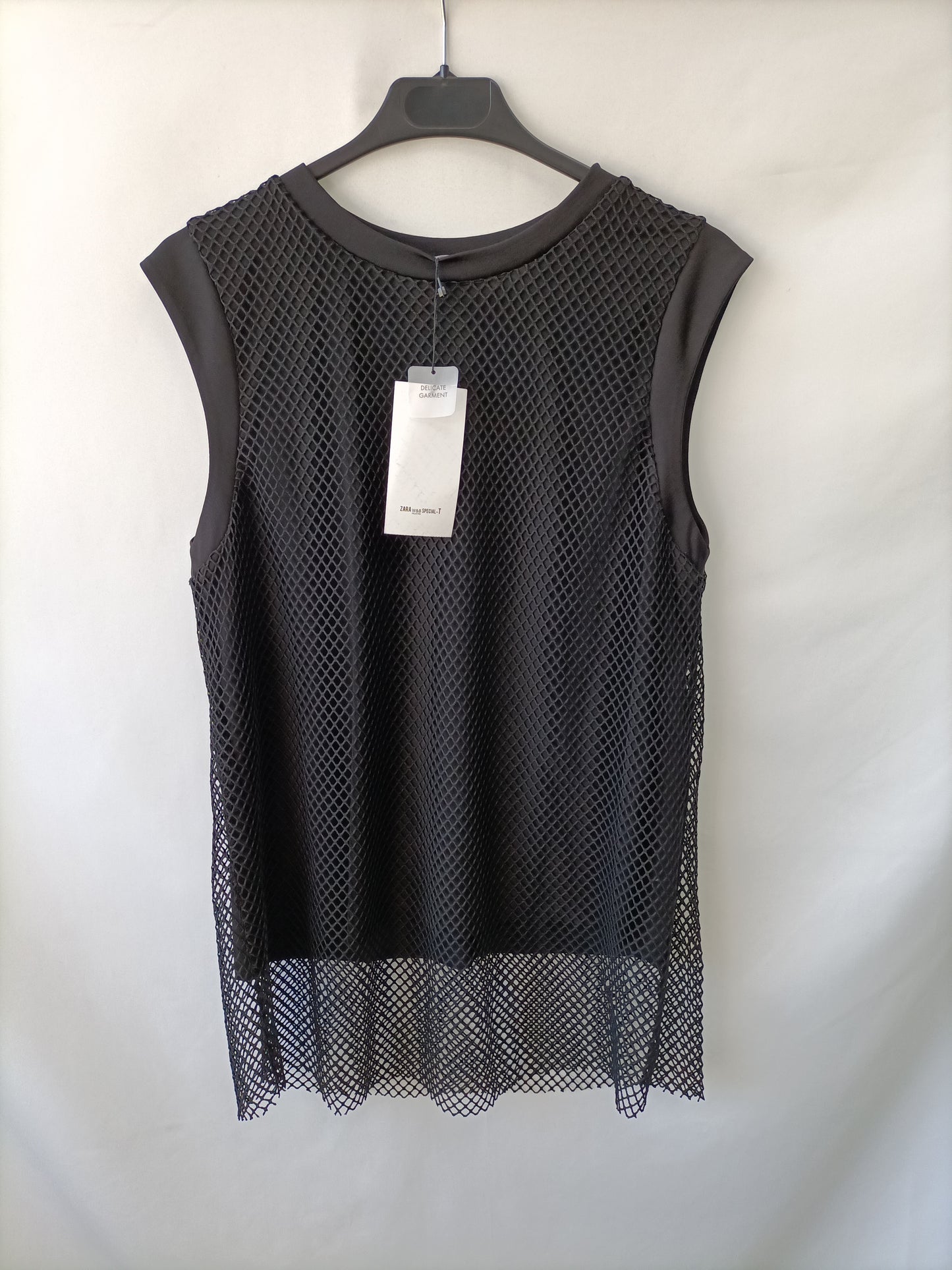 ZARA.Top negro rejilla T.L