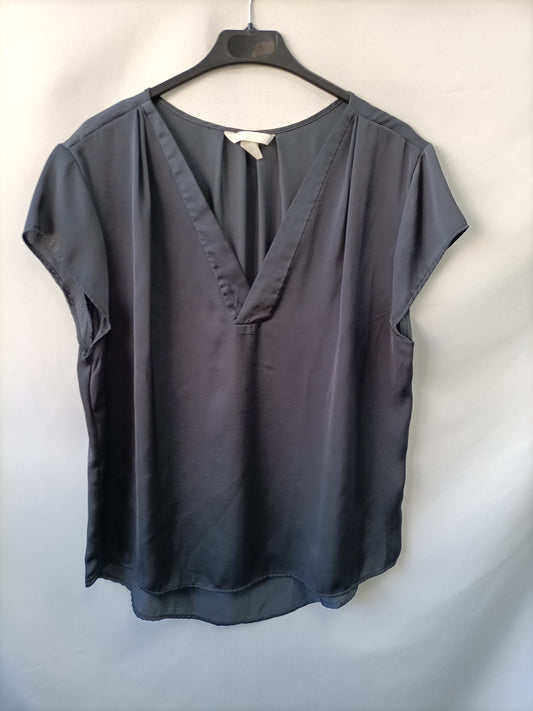 H&M. Blusa fluida gris T.42