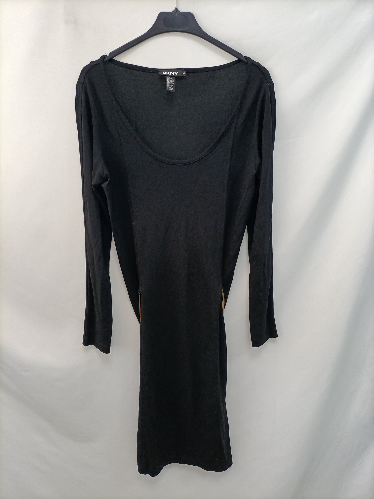 DKNY. Vestido negro cinturon dorado T.m