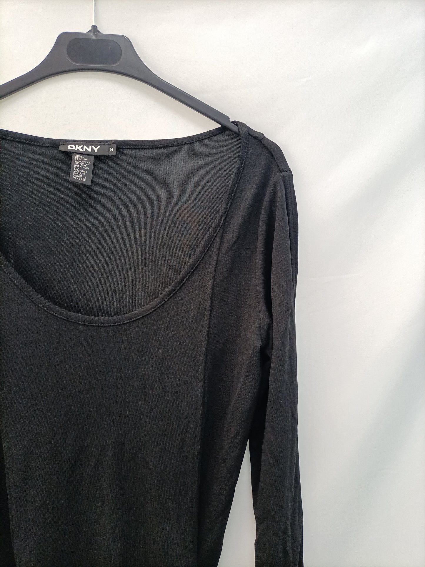 DKNY. Vestido negro cinturon dorado T.m