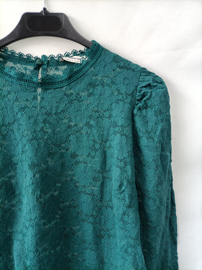 STRADIVARIUS. blusa verde encaje T.s