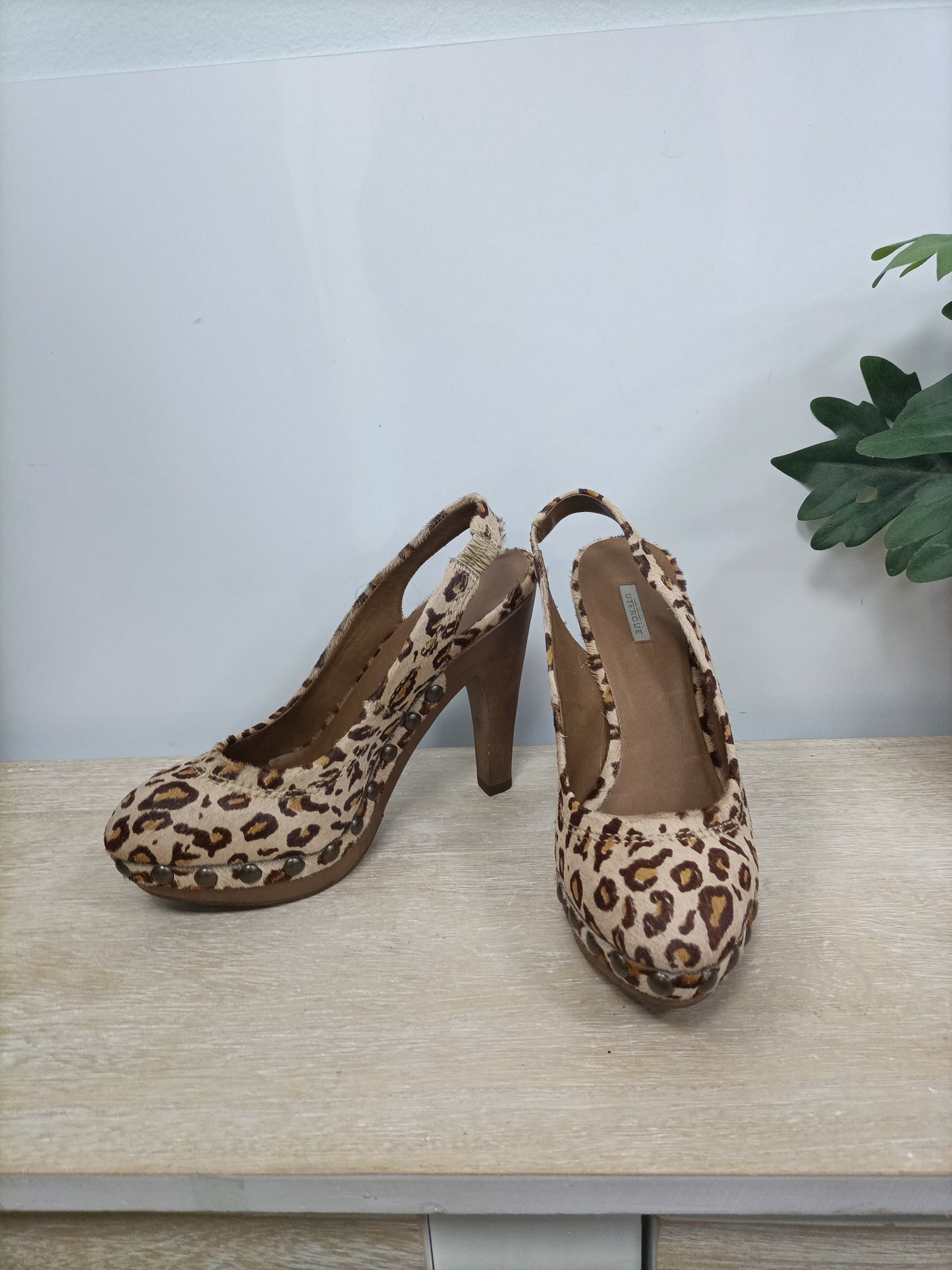 UTERQÜE. Zapatos animal print pelito T.38