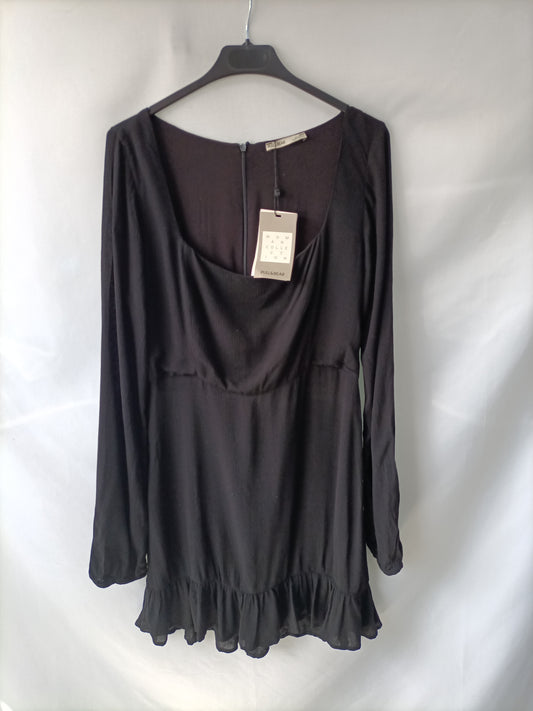 PULL&BEAR.Vestido negro escote caja T.L