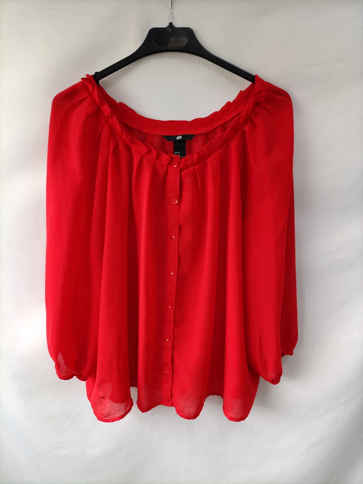 H&M. Blusa roja fluida T.40