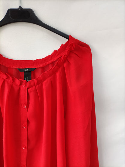 H&M. Blusa roja fluida T.40