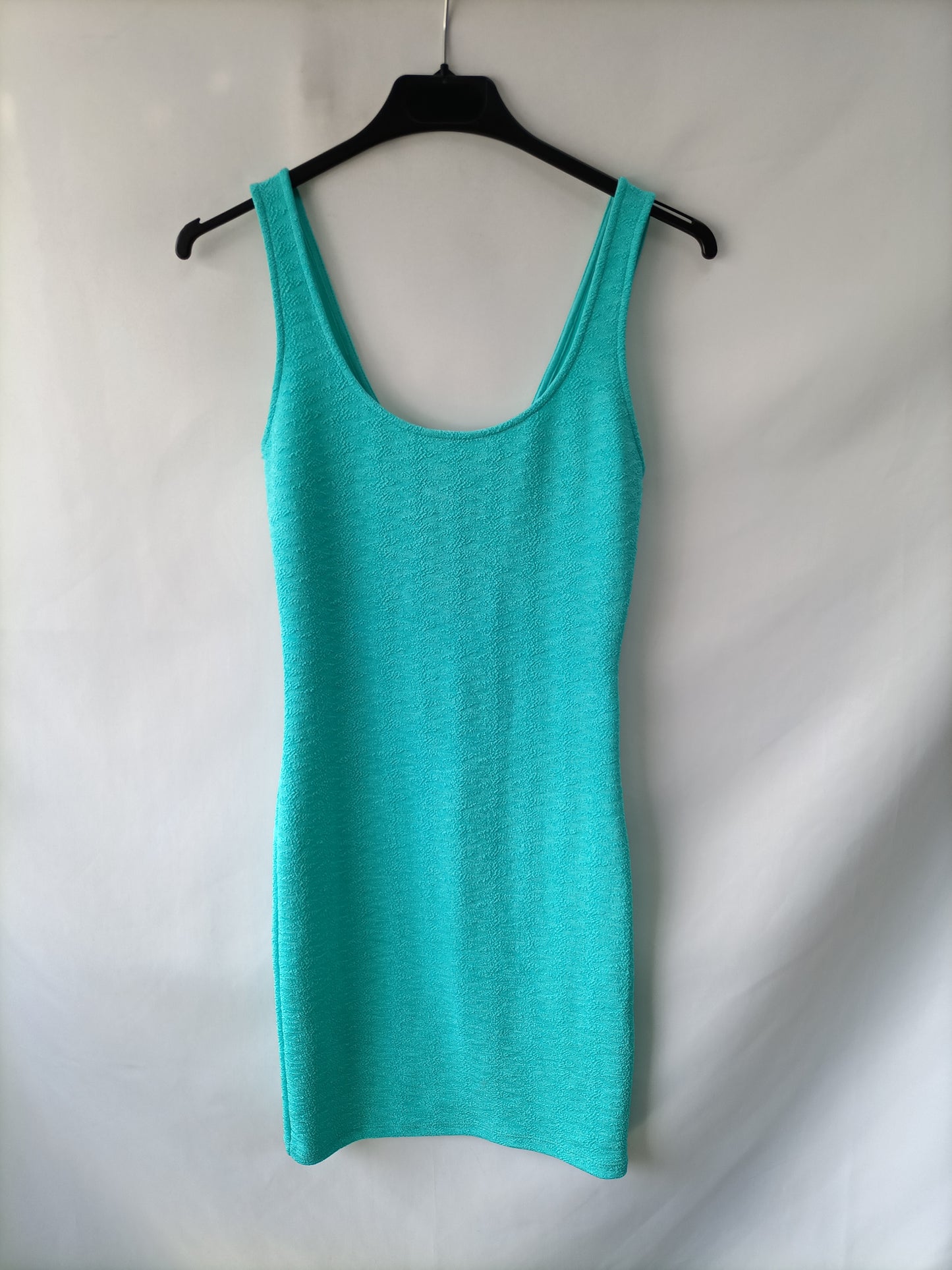 BERSHKA. vestido ajustado tirantes verde agua T.m