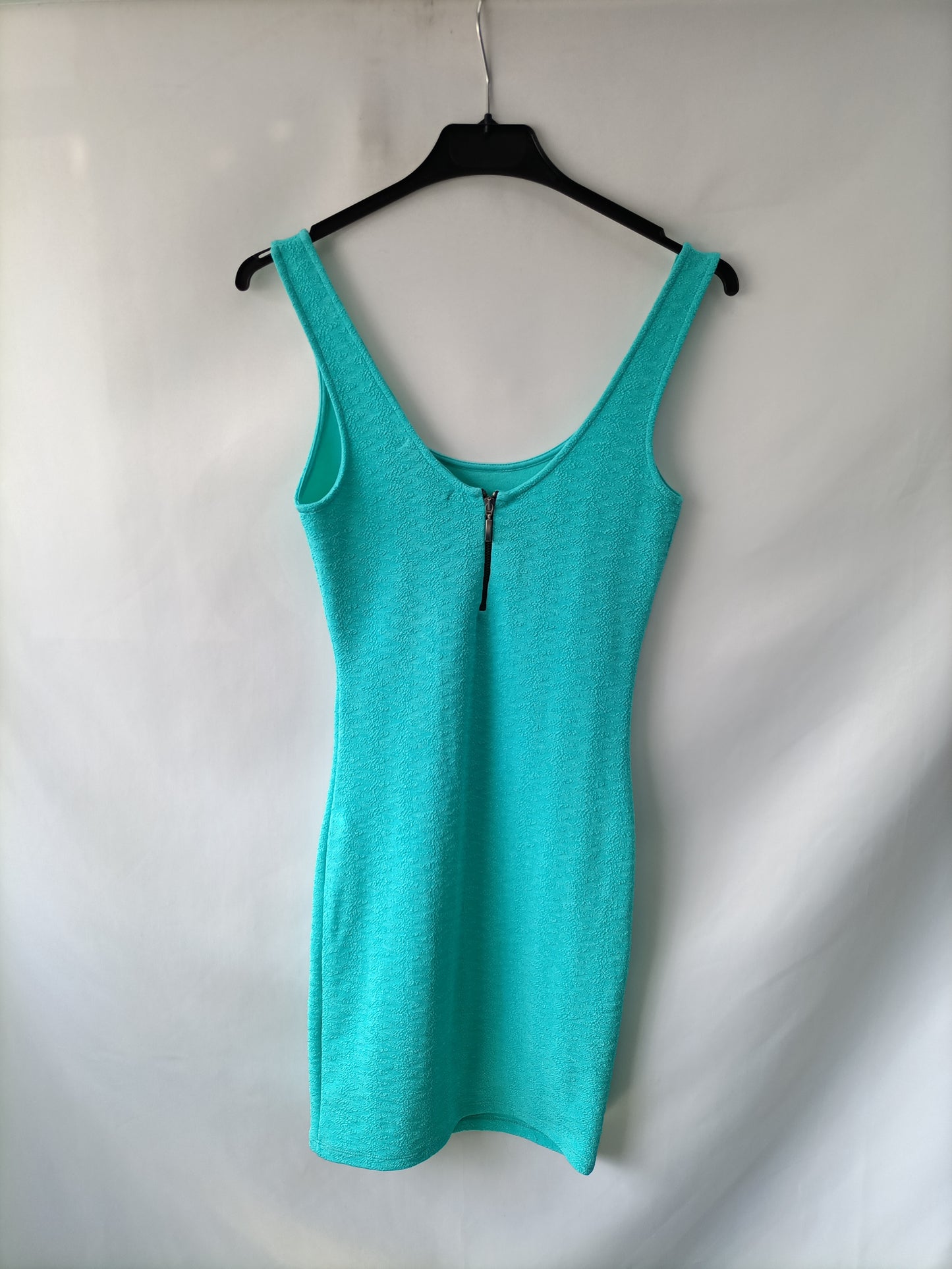 BERSHKA. vestido ajustado tirantes verde agua T.m