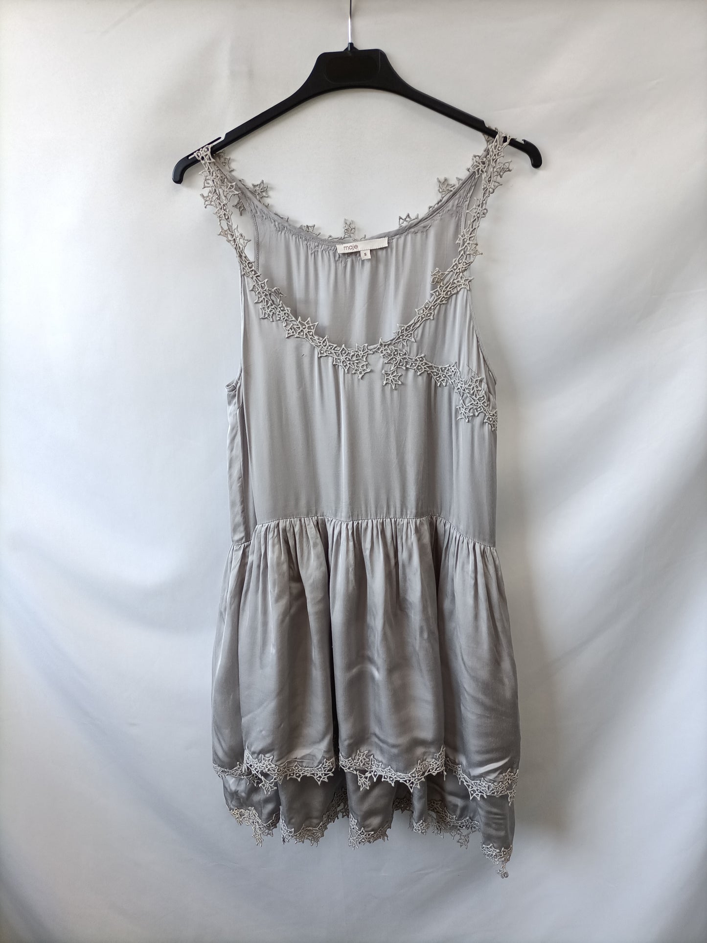 MAJE.Vestido gris perla encaje degraadado T.s