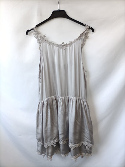 MAJE.Vestido gris perla encaje degraadado T.s