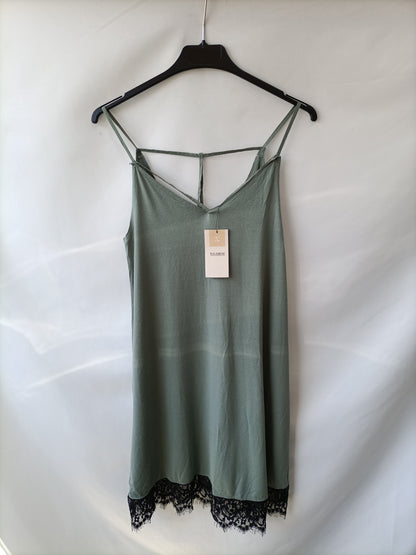 PULL&BEAR. Vestido corto de tirantes  verde lencero T.s