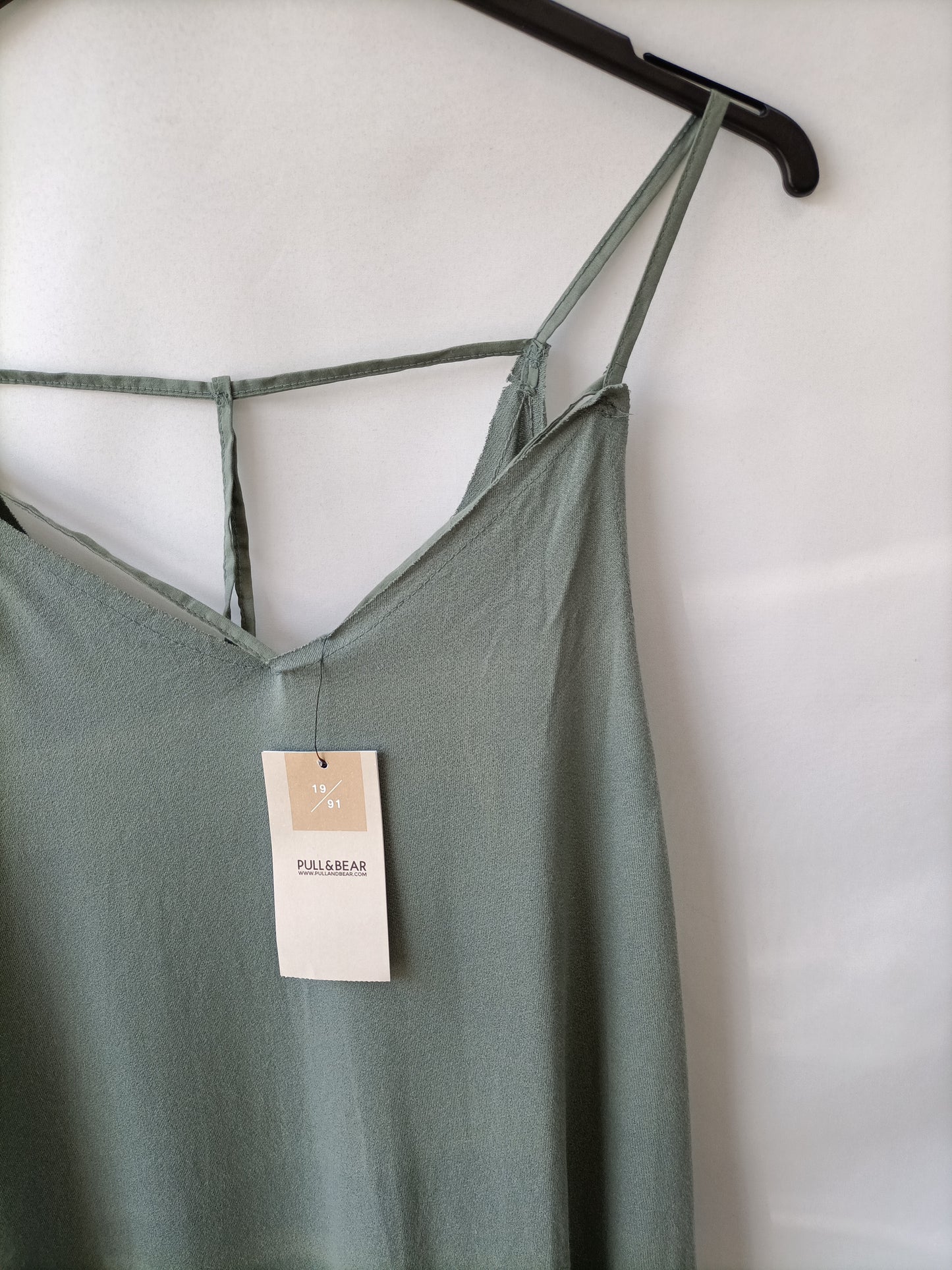 PULL&BEAR. Vestido corto de tirantes  verde lencero T.s