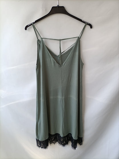 PULL&BEAR. Vestido corto de tirantes  verde lencero T.s