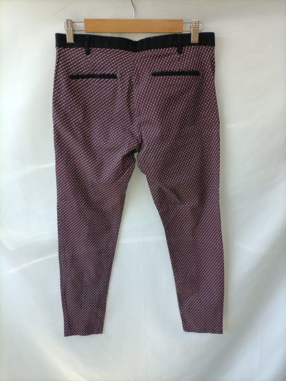 PULL&BEAR. Pantalon estampado burdeos T. 38