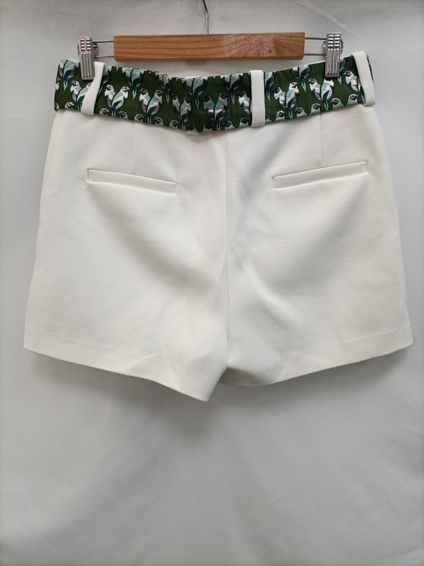 MAJE. Shorts blanco roto T.38