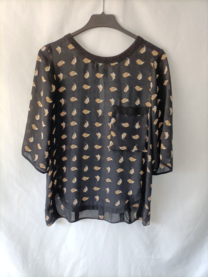 ZARA. Blusa negra estampada  T.s