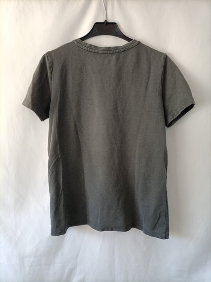 ZARA. Camiseta gris letra T.s