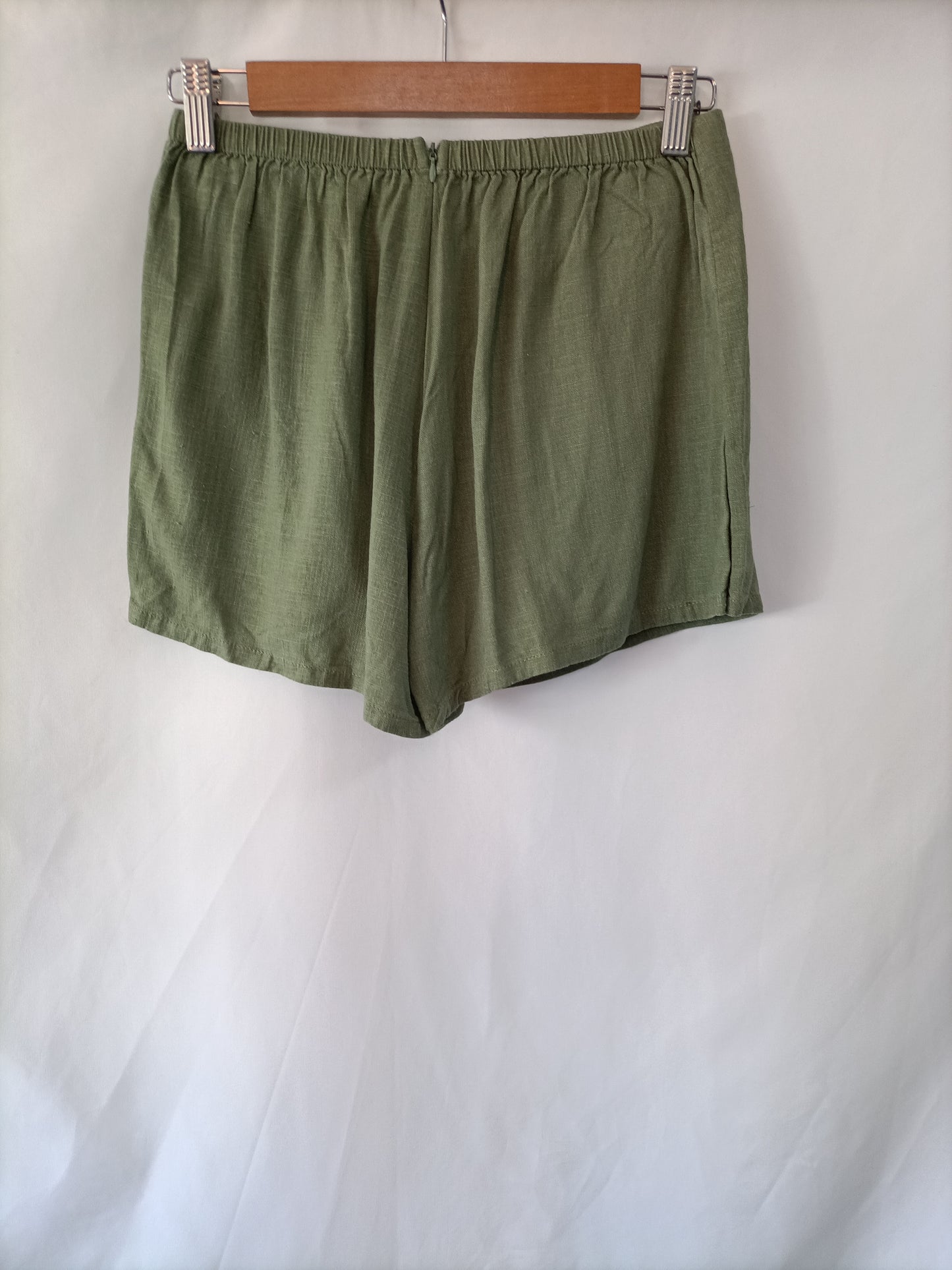 OTRAS. Shorts verde botones Tu(xs)