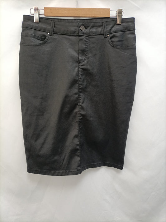 MASSIMO DUTTI. Falda encerada negra T.40