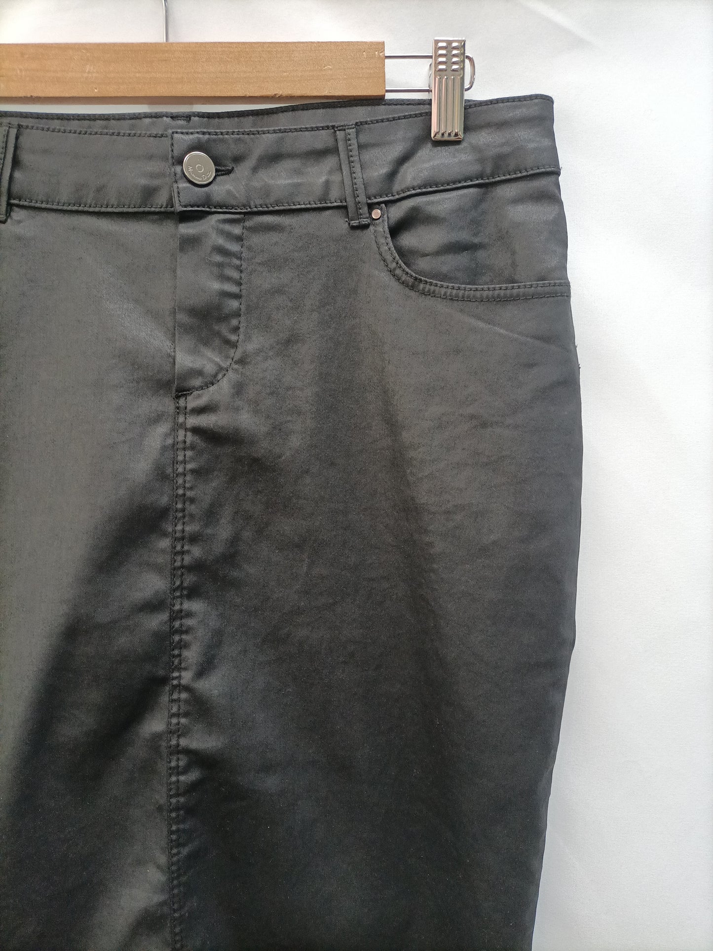 MASSIMO DUTTI. Falda encerada negra T.40