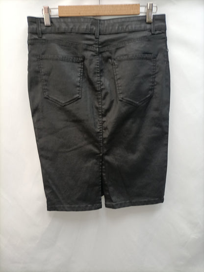 MASSIMO DUTTI. Falda encerada negra T.40