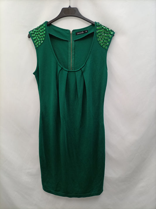 LAVAND. Vestido verde con pedrería en hombros T.m