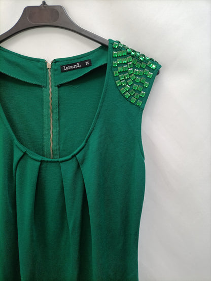 LAVAND. Vestido verde con pedrería en hombros T.m