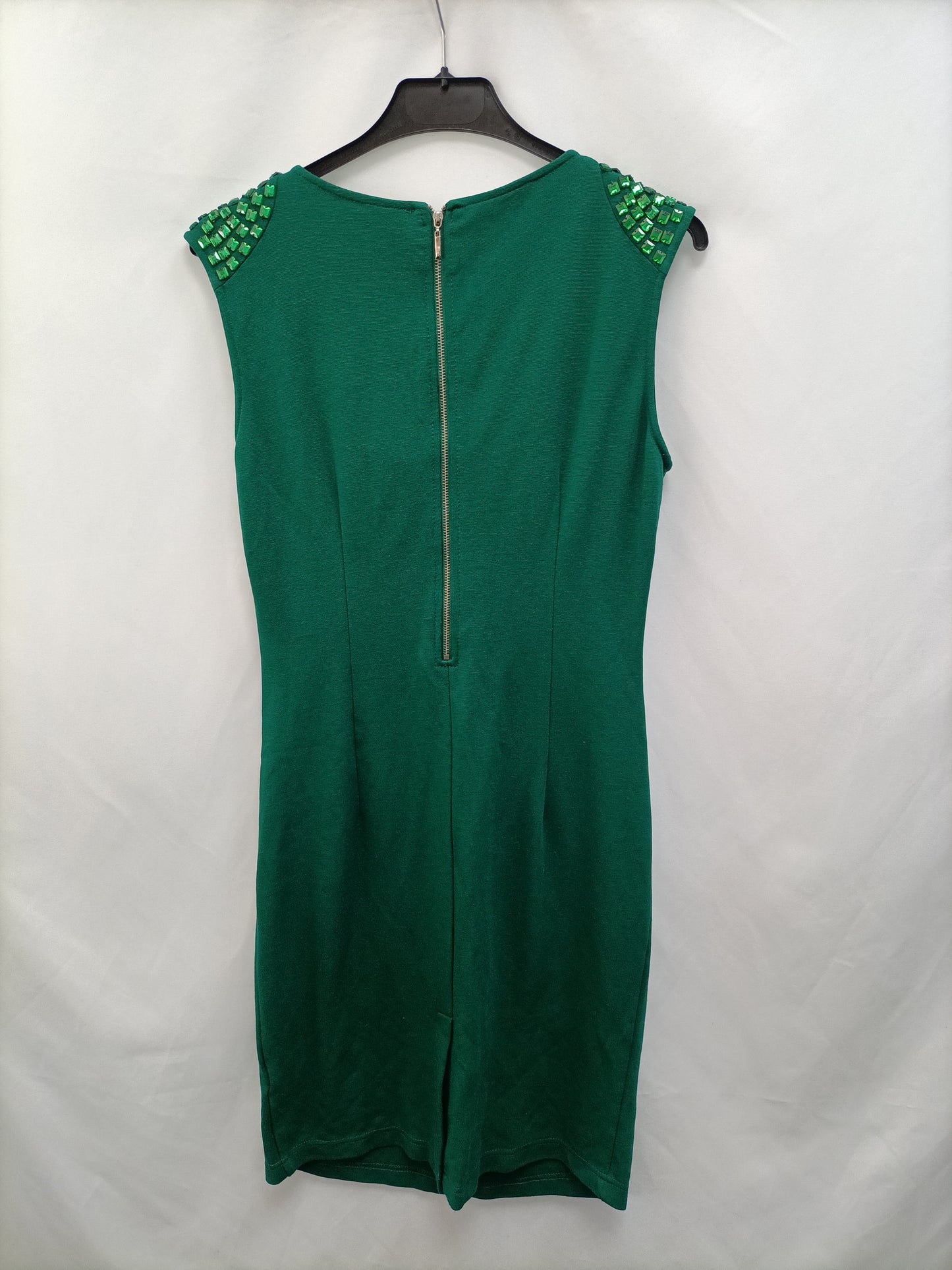 LAVAND. Vestido verde con pedrería en hombros T.m