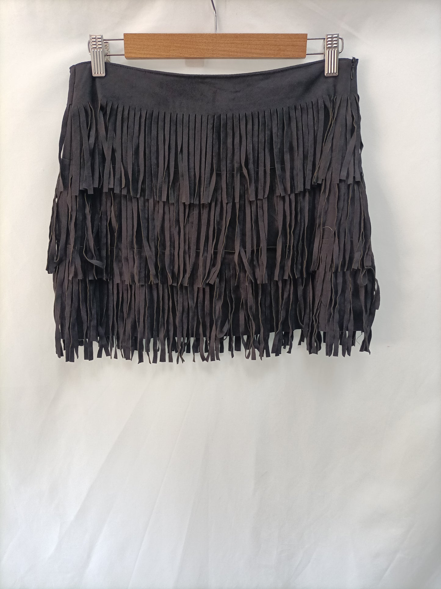 BERSHKA. Falda corta negra flecos T. m