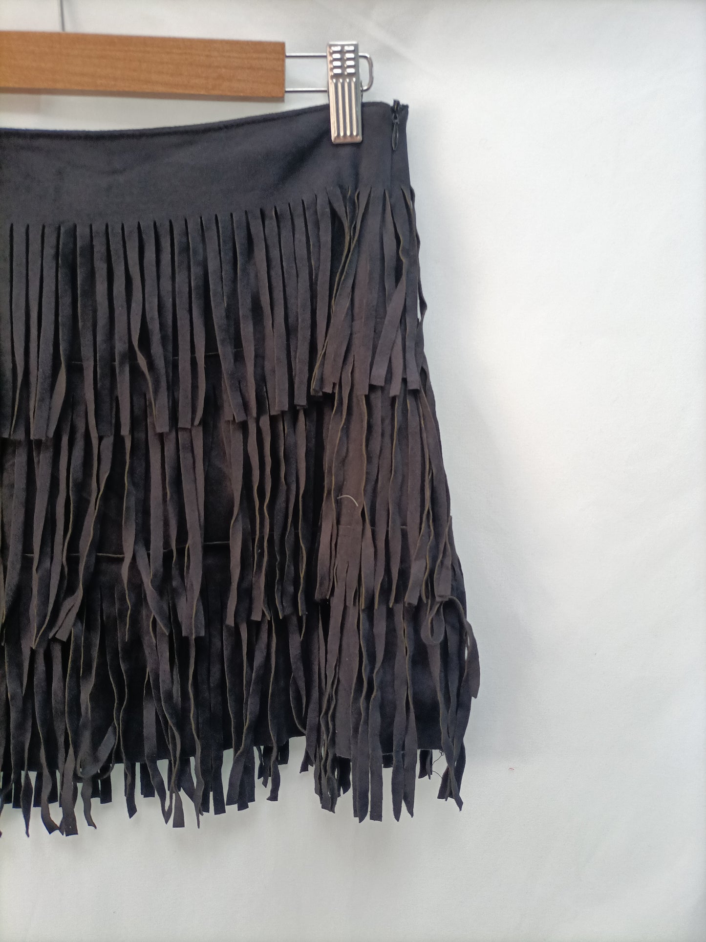 BERSHKA. Falda corta negra flecos T. m