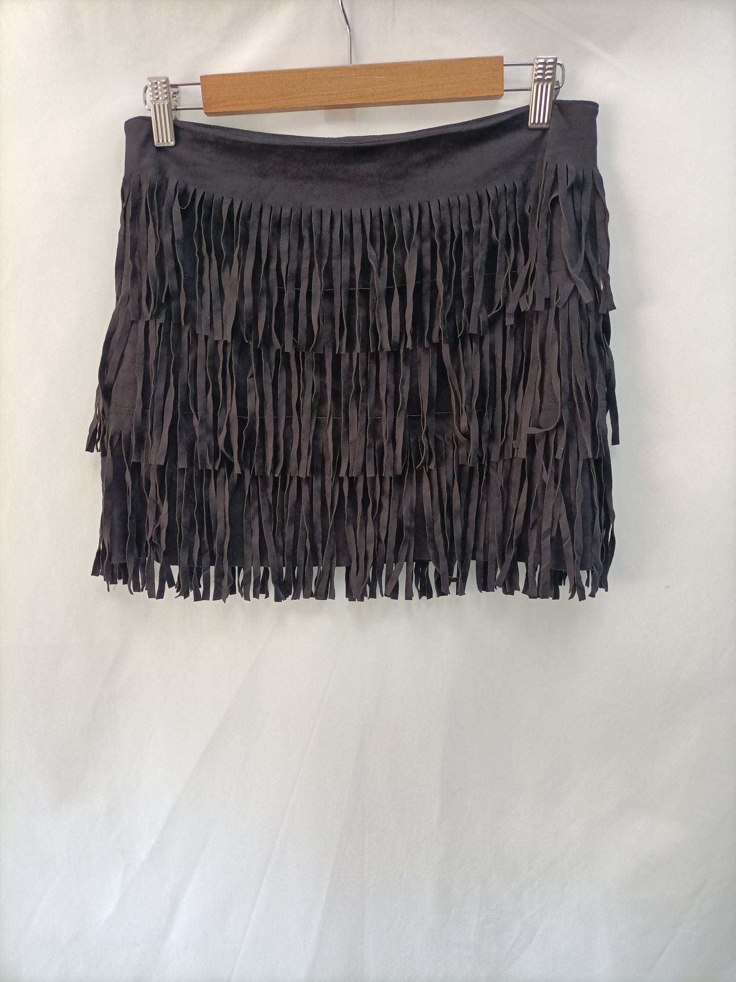 BERSHKA. Falda corta negra flecos T. m