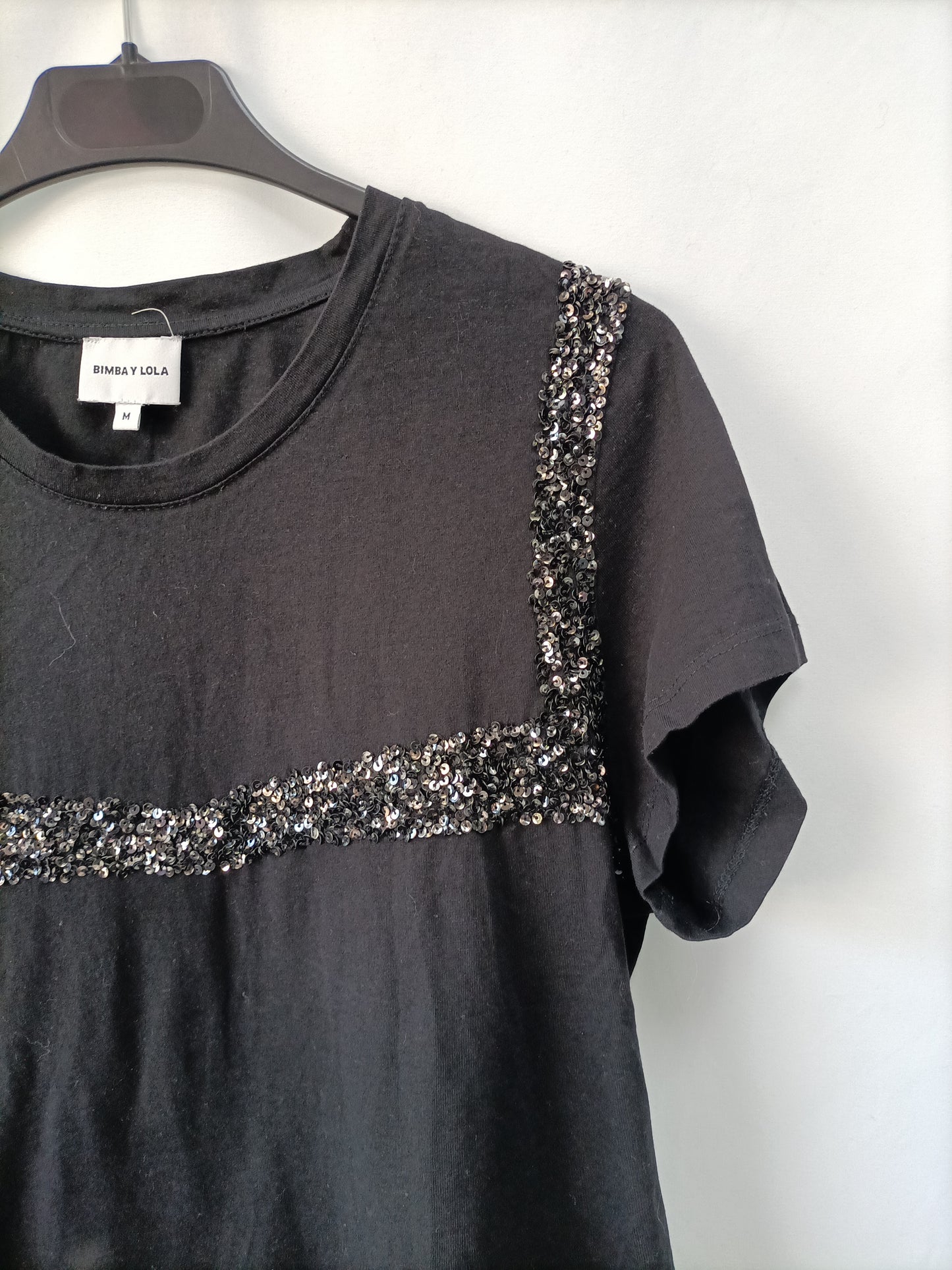 BIMBA Y LOLA.Camiseta negra lentejuelas T.m