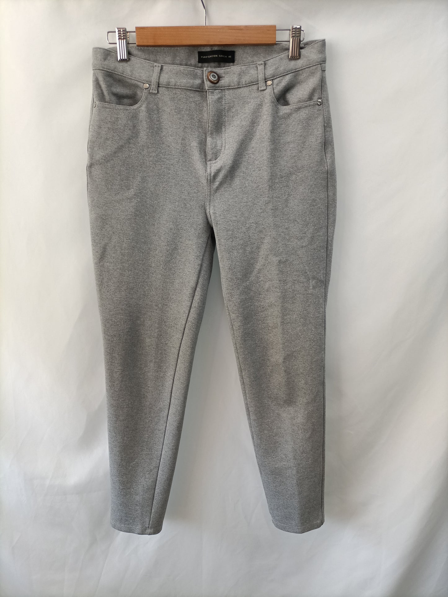 PURIFICACIÓN GARCÍA. Pantalón gris elástico T.40